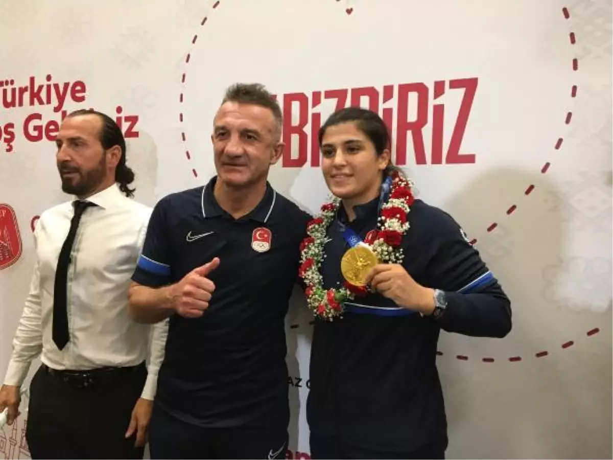 Olimpiyat şampiyonu Busenaz Sürmeneli\'ye coşkulu karşılama