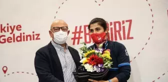 Olimpiyat şampiyonu Busenaz Sürmeneli yurda döndü