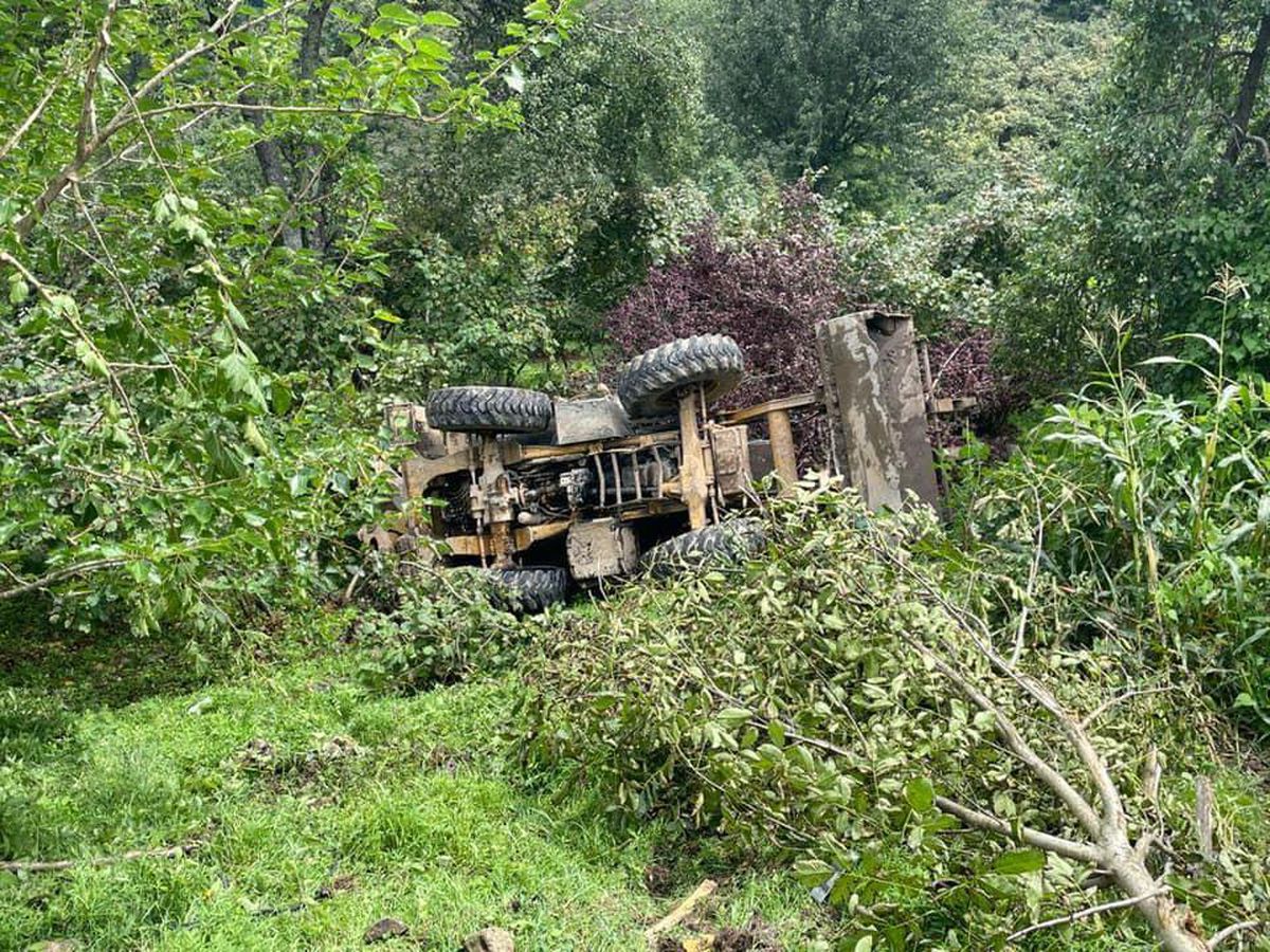 Ordu\'da iş makinesinin devrilmesi sonucu 2 operatör yaralandı