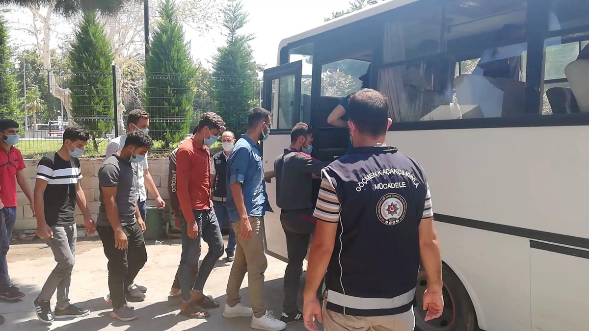 Osmaniye\'de yurda yasa dışı yollardan giren 28 yabancı uyruklu yakalandı