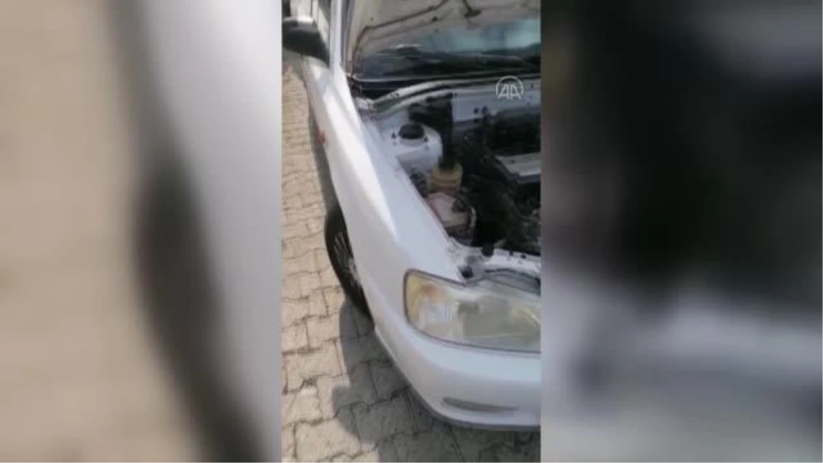 Otomobilin motor kısmında sıkışan kediyi itfaiye kurtardı