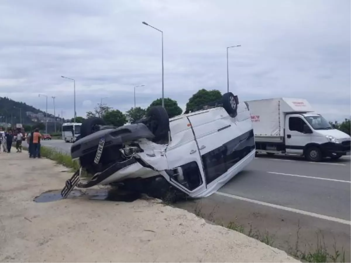 Otomobille çarpışan minibüs takla attı: 4 yaralı