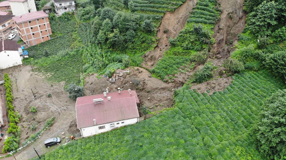 Rize\'de şiddetli yağışlar etkili oldu, bazı evler önlem için tahliye edildi