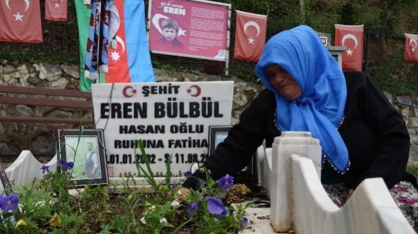 ŞEHİT EREN BÜLBÜL'ÜN ANNESİ: 4 YIL OLDU AMA HALA O GÜNKÜ ACI YÜREĞİMDE