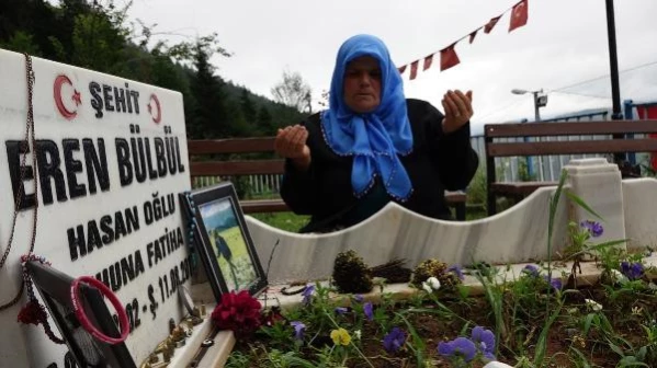 ŞEHİT EREN BÜLBÜL'ÜN ANNESİ: 4 YIL OLDU AMA HALA O GÜNKÜ ACI YÜREĞİMDE