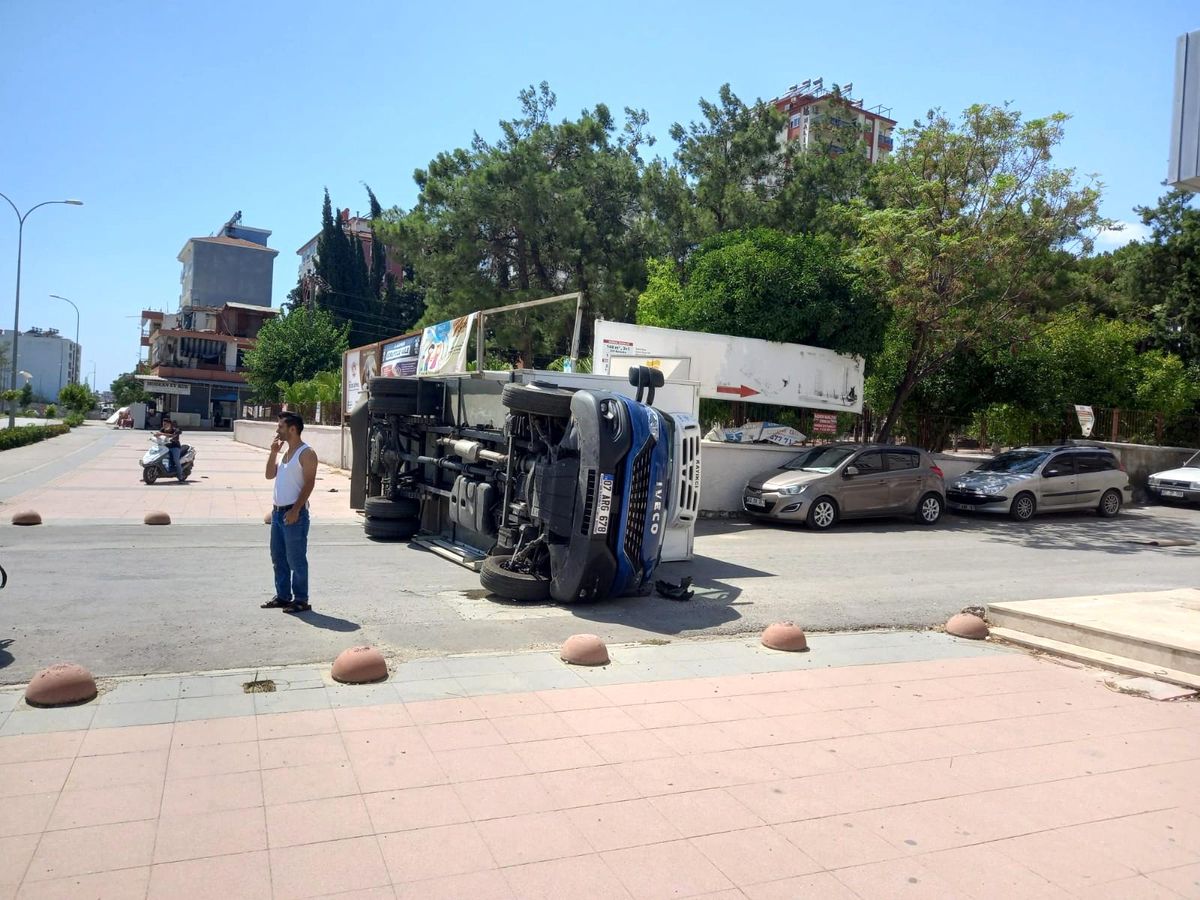 Serik\'te 2 kamyon çarpıştı: 2 yaralı