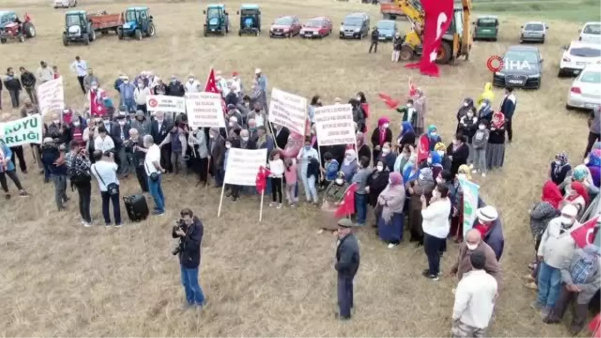 Sivas\'ta çiftçiler traktörlerini Kaz gölünü korumak için sürdü