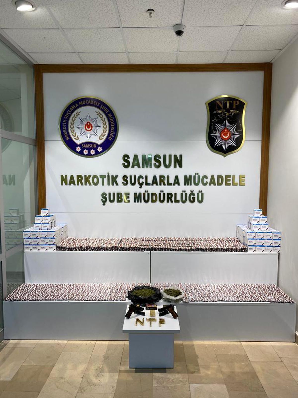 Son dakika haber | Sokak satıcılarına uyuşturucu operasyon: 11 gözaltı