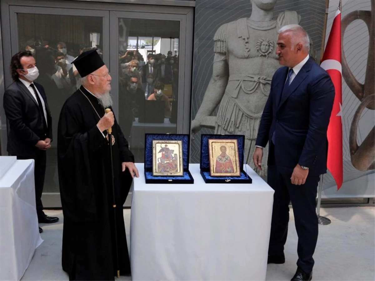 ÇANAKKALE - Kültür ve Turizm Bakanı Ersoy, Gökçeada\'daki tarihi kiliselerden çalınan ikonaların teslim töreninde konuştu (1)