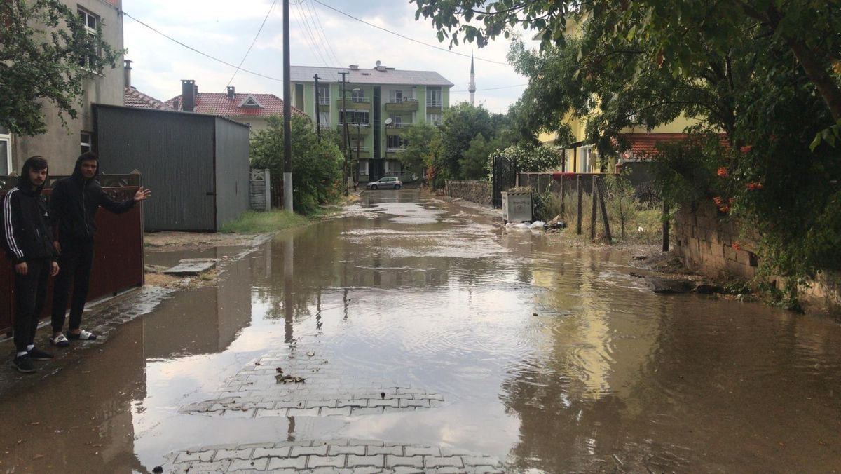 Tekirdağ\'da dolu ve sağanak yağış hayatı olumsuz etkiledi