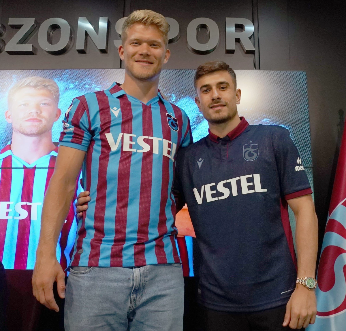 Trabzonspor, yeni transferleri Dorukhan Toköz ve Andreas Cornelius için imza töreni düzenledi (1)