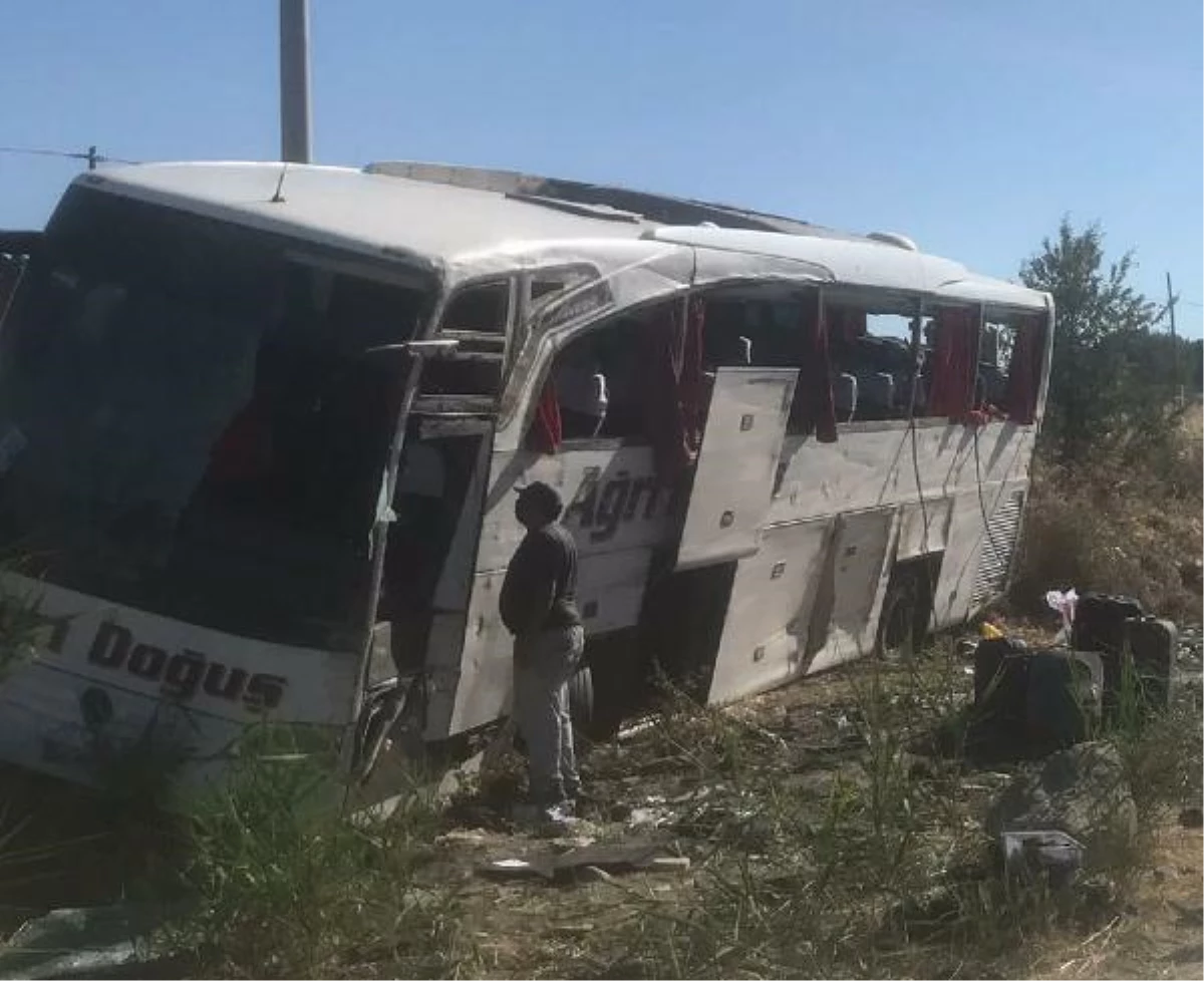 Uşak\'ta yolcu otobüsü devrildi: 33 yaralı (2)- Yeniden