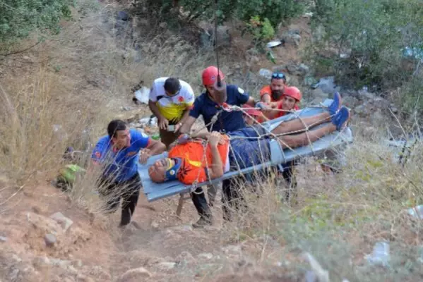 Yamaç paraşütçüsü, rüzgarı ölçerken 10 metreden düştü