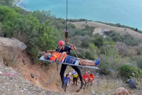 Yamaç paraşütçüsü, rüzgarı ölçerken 10 metreden düştü