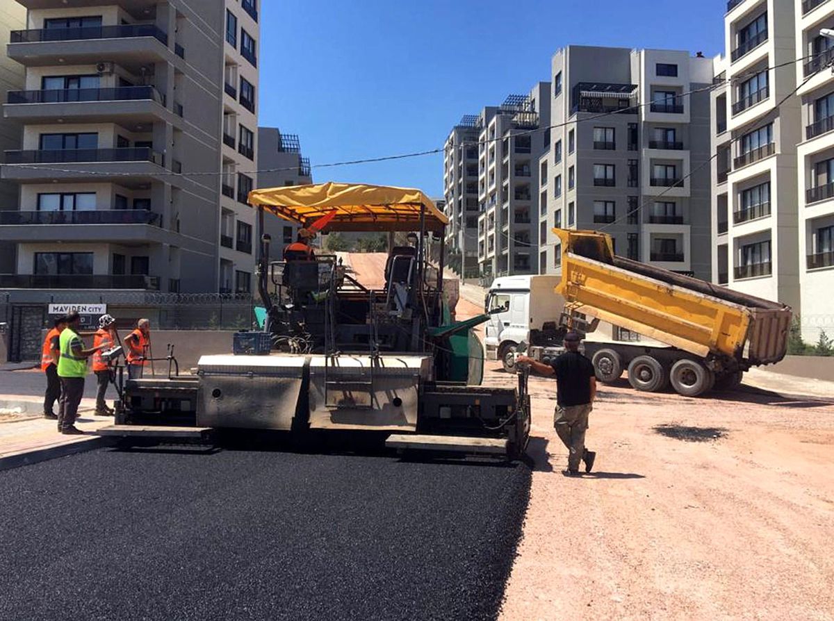 Yollar sıcak asfaltla kaplanıyor