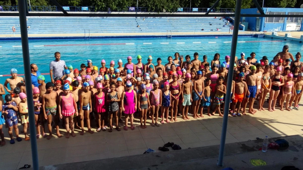 Yüzme Bilmeyen Kalmasın Projesi ile Hataylı çocuklar yüzme öğreniyor