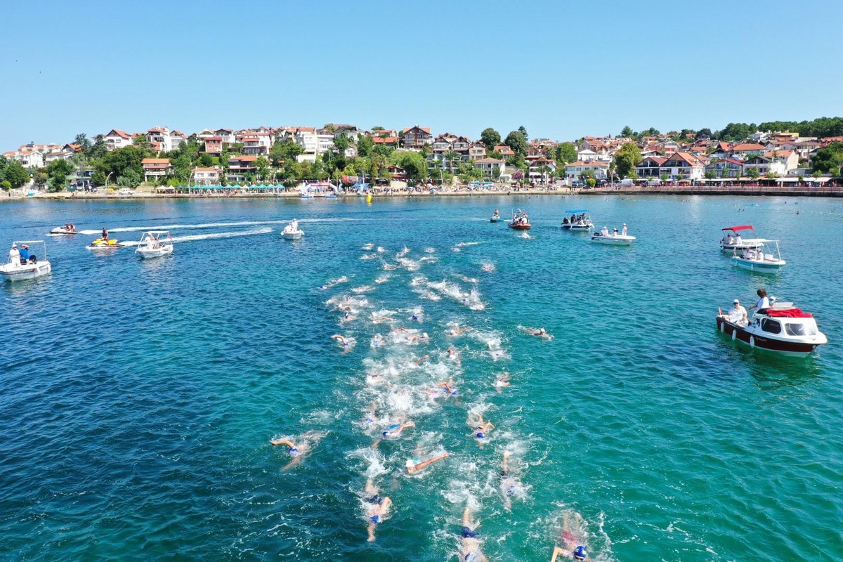 Açık Su Yüzme Yarışında derece yapan sporculara ödülleri verildi