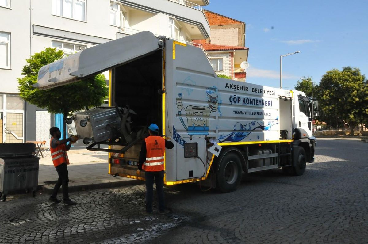 Akşehir\'de çöp konteynerleri dezenfekte ediliyor