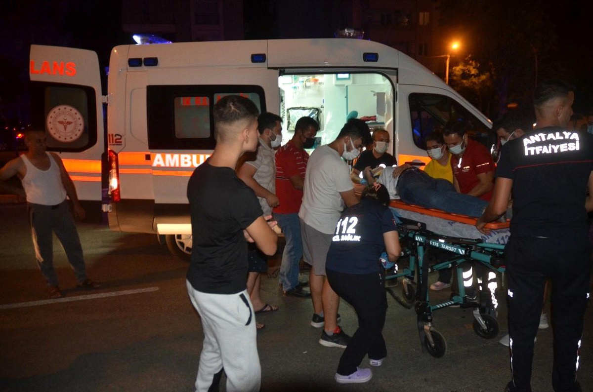 Antalya\'da otomobil önce motosiklete sonra ağaca çarptı: 1 ölü, 5 yaralı