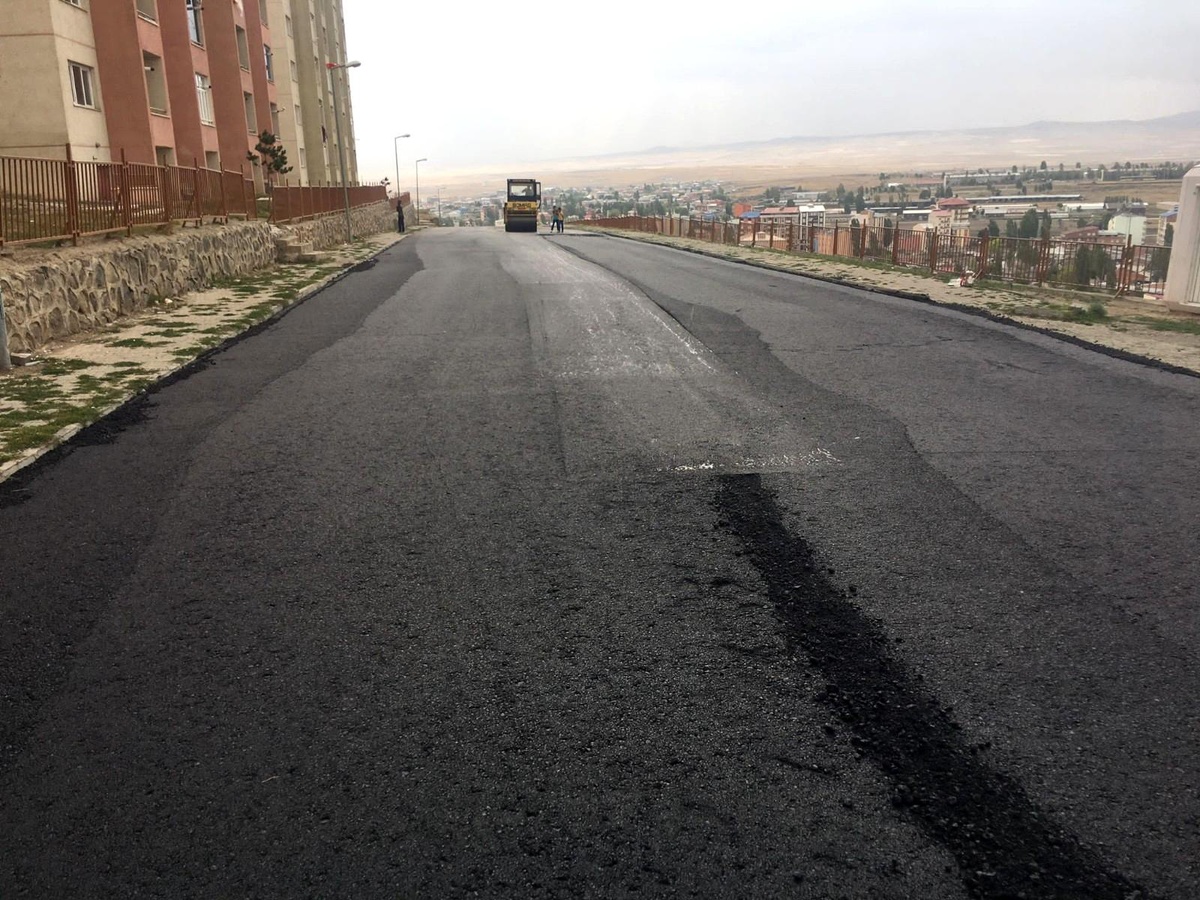 Atatürk Mahallesi sıcak asfalt yola kavuştu
