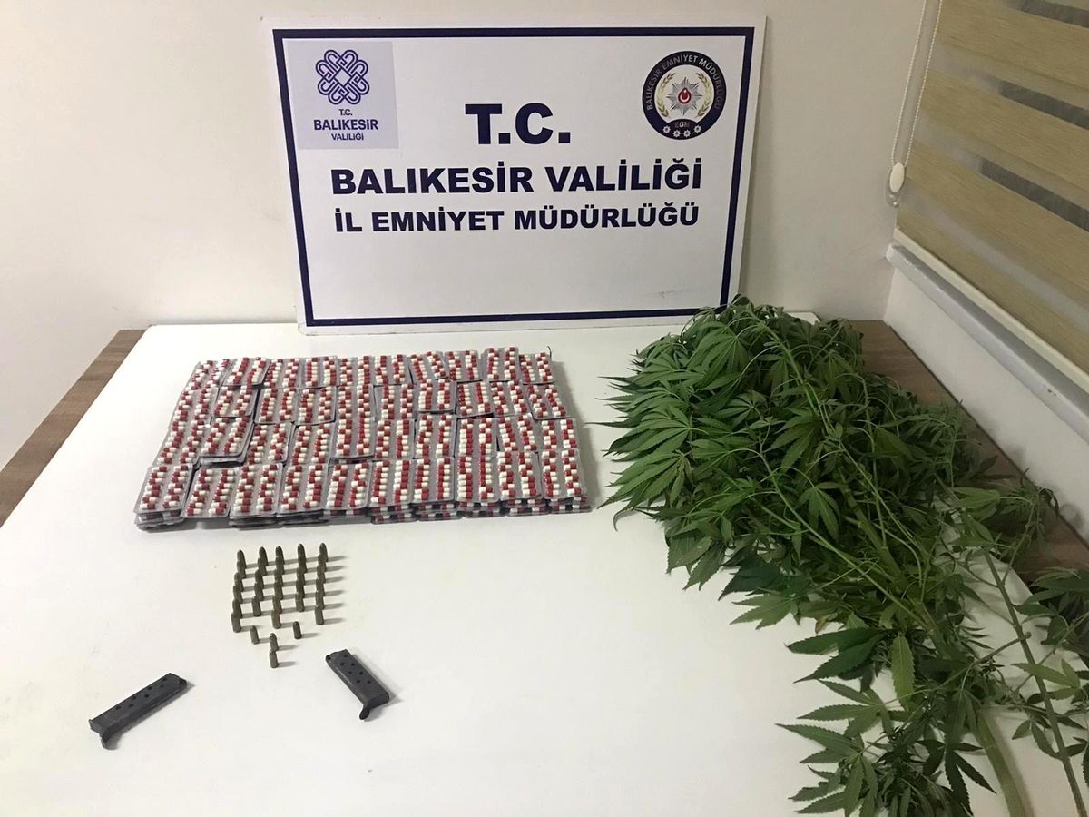 Son dakika... Balıkesir\'de polis ve jandarmadan 61 şahsa gözaltı