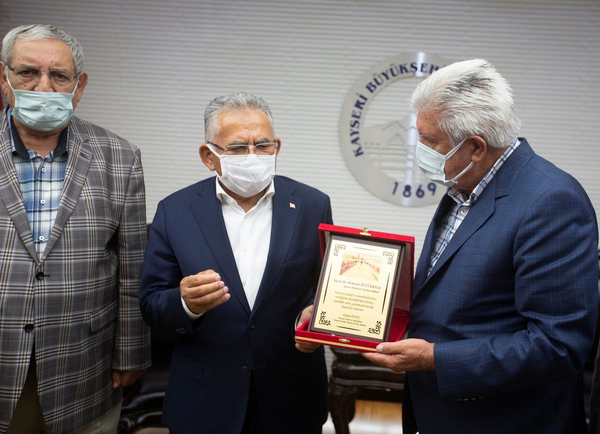Başkan Büyükkılıç\'a esnaf odasından plaket