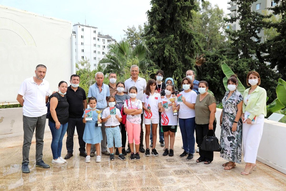 Başkan Tarhan\'dan satranççılara bisiklet hediyesi