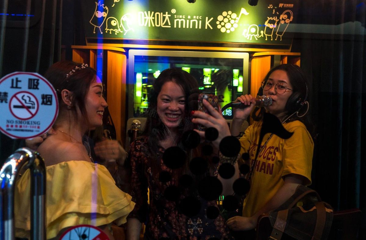 Çin\'de karaoke barlarda "yasa dışı içerikli" şarkılar yasaklanıyor