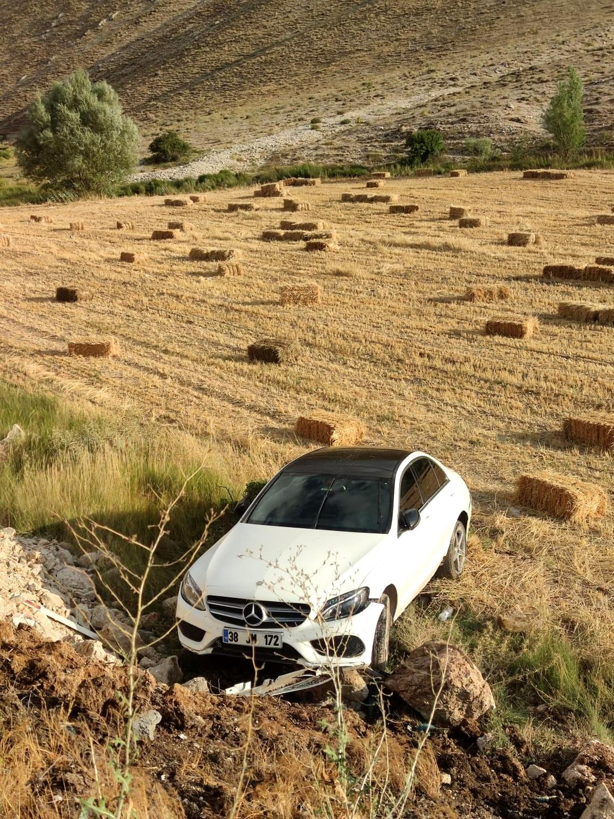Direksiyon hakimiyetini kaybedip tarlaya uçtu 1 ağır 5 yaralı
