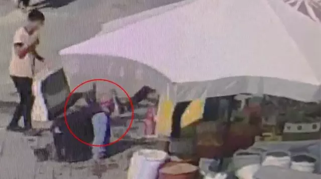 15 yaşındaki genç, dükkanın önünde duran engelliye tekme attı, yakalanınca Pişmanım dedi