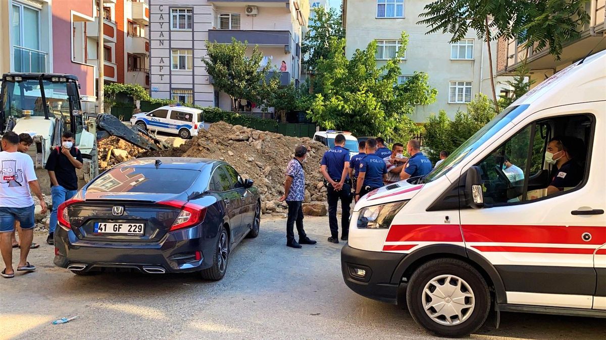 Elleriyle kazıp toprak altında kalan işçiyi kurtardılar