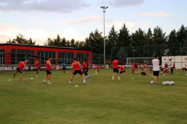 Erol Bulut: 50'ye yakın futbolcuya teklifte bulunduk ancak istenilen sonuca ulaşamadık Erol Bulut: 50'ye yakın futbolcuya teklifte bulunduk ancak istenilen sonuca ulaşamadık