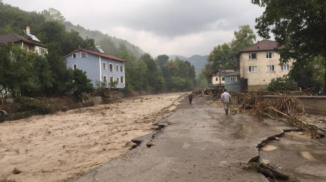 Etkili sağanak yağış Bartın'da sel ve heyelana neden oldu! İşte felaketi yaşayan şehirden ilk görüntüler