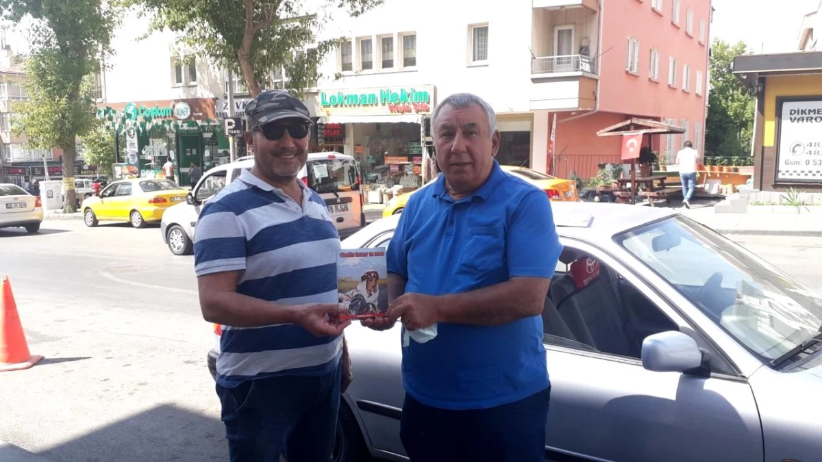 Gazeteci yazar Ünsal "Yüreğim İrevan\'da Kaldı" romanını İsa Mert\'e hediye etti
