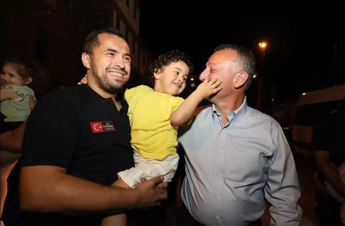 Kahraman itfaiyeciler evlerine döndü