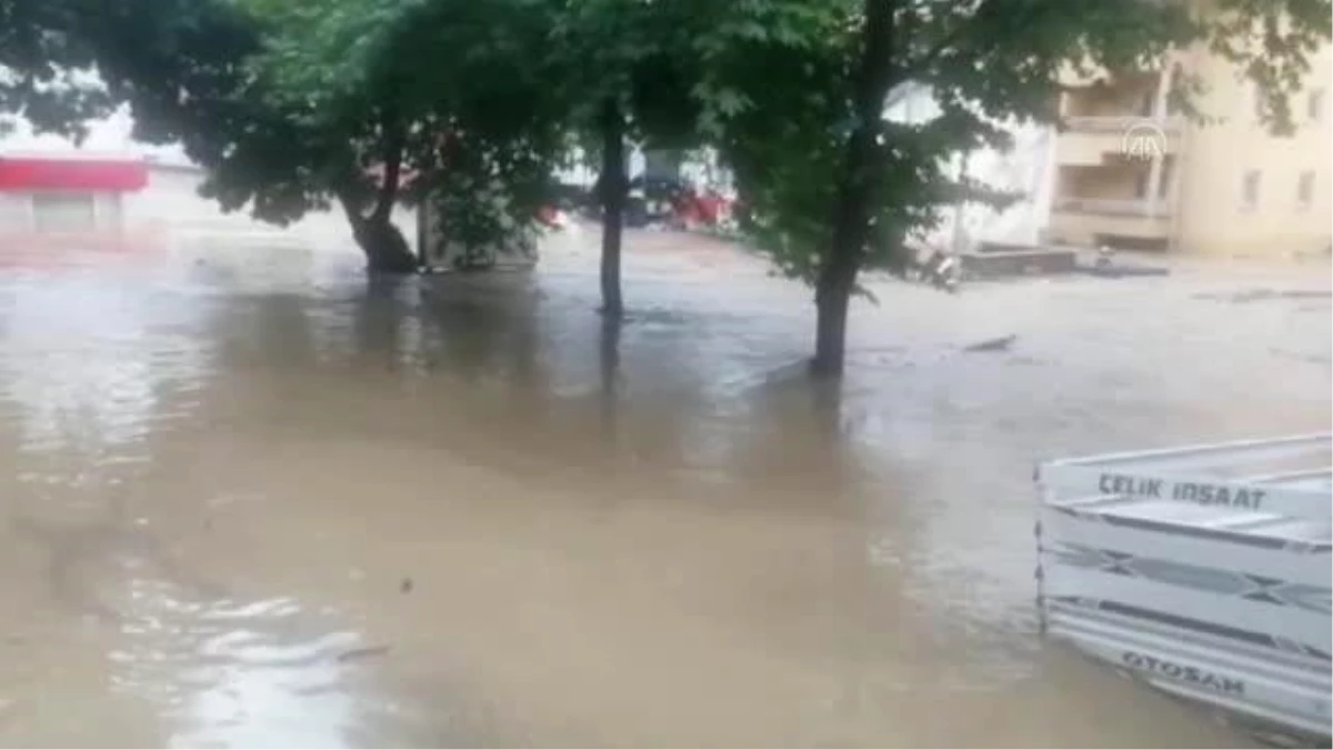 KASTAMONU - Bozkurt\'ta su taşkını nedeniyle sürüklenen araçlar