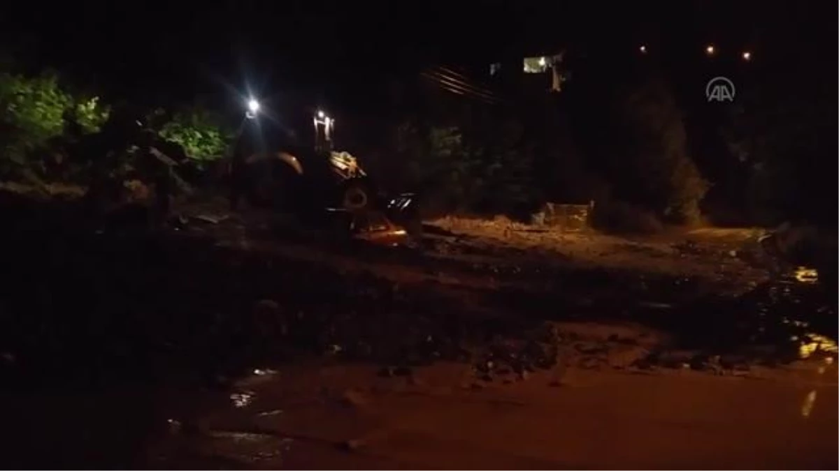 KASTAMONU - Etkili olan sağanak nedeniyle 2 otomobil toprak altında kaldı
