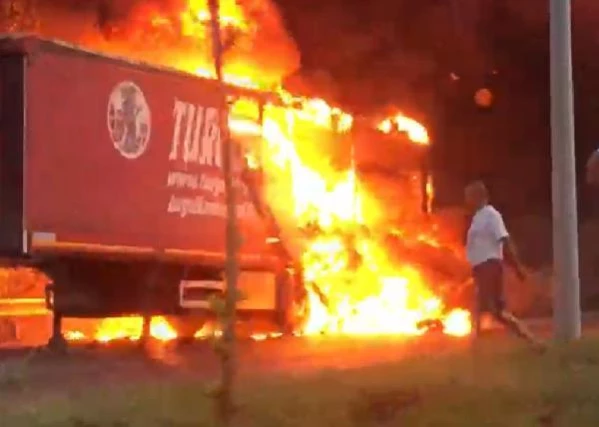 Klima yüklü TIR'ın dorsesi alev alev yandı