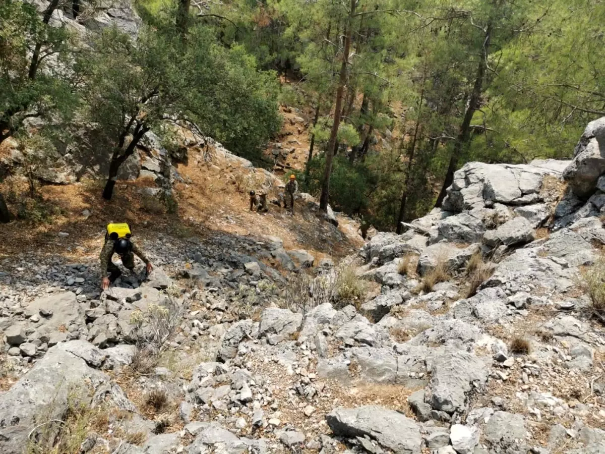 Son dakika haber... Mehmetçik, Isparta Valiliği\'nin talebi üzerine Eğirdir\'deki yangın soğutma çalışmalarına destek oluyor