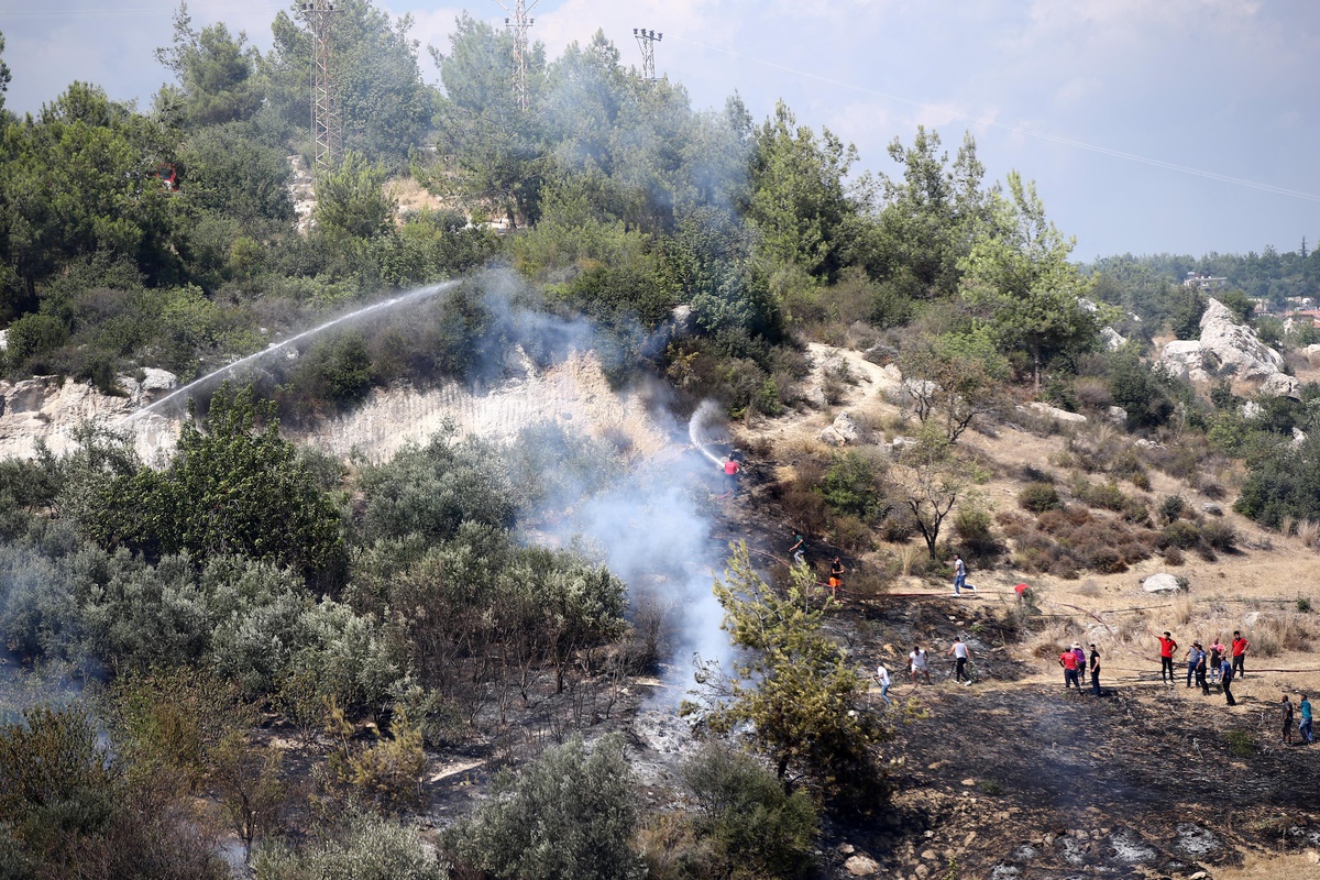 Mersin\'de ormanlık ve zeytinlik alanda çıkan yangın söndürüldü