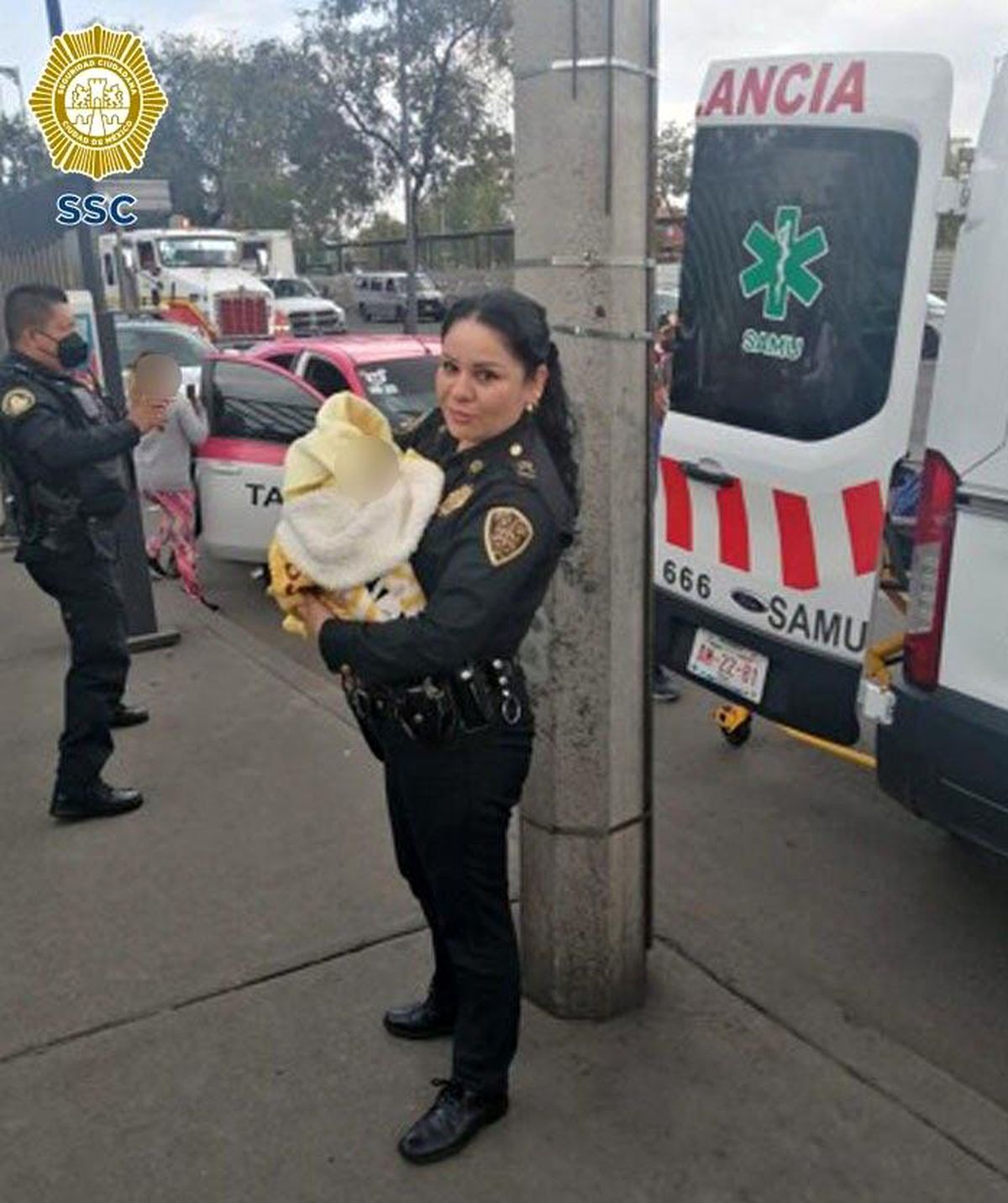 Mexico City\'de takside sancısı tutan hamile kadına polis doğum yaptırdı