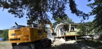 Orman arazisindeki kaçak evlere balyoz