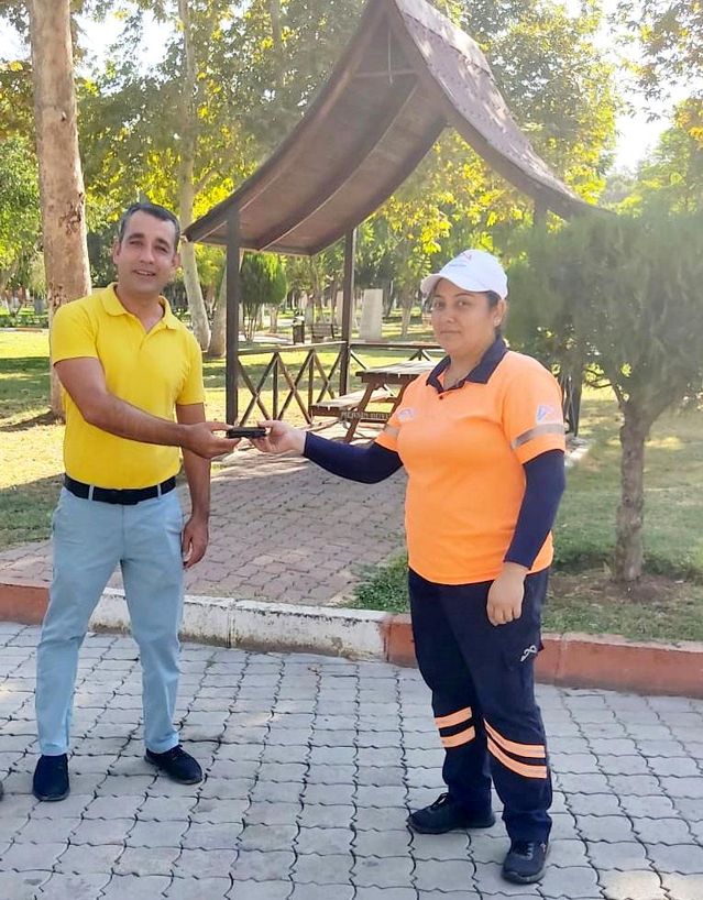 Parkta bulduğu cüzdanı, sahibine teslim etti