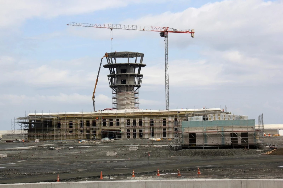 Rize-Artvin Havalimanı\'nın çay bardağı şeklinde inşa edilen uçuş kulesi şekillenme başladı