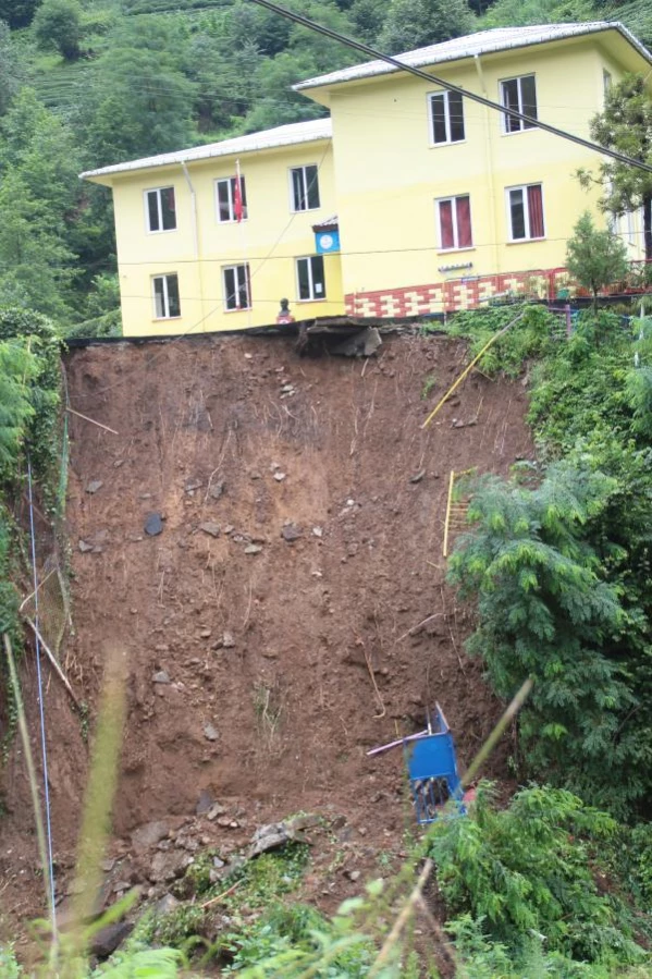 Rize'de heyelanda bahçesi hasar gören okul için rapor hazırlanıyor