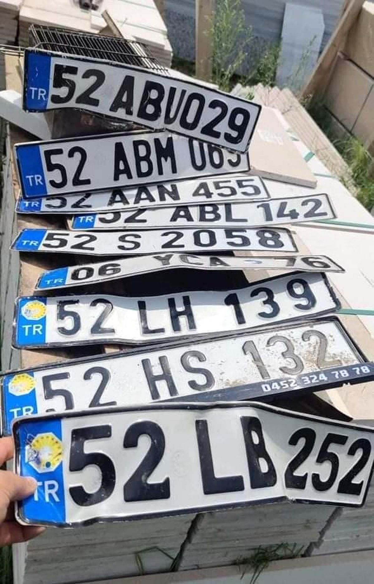 Sağanak yağıştan araçların plakaları düştü
