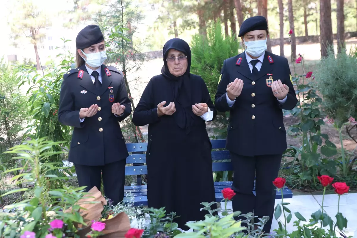 Son dakika haberi... Şehit başçavuş Ferhat Gedik\'in mezarı başında Kuran-ı Kerim okundu