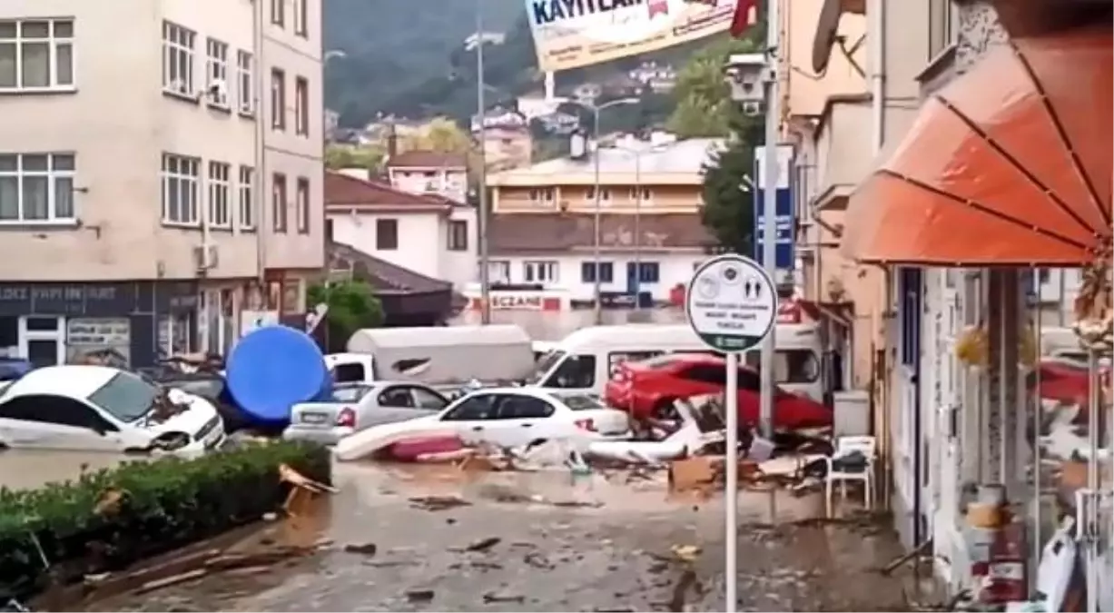 Sel sularına kapılan yüzlerce araç denize sürüklendi