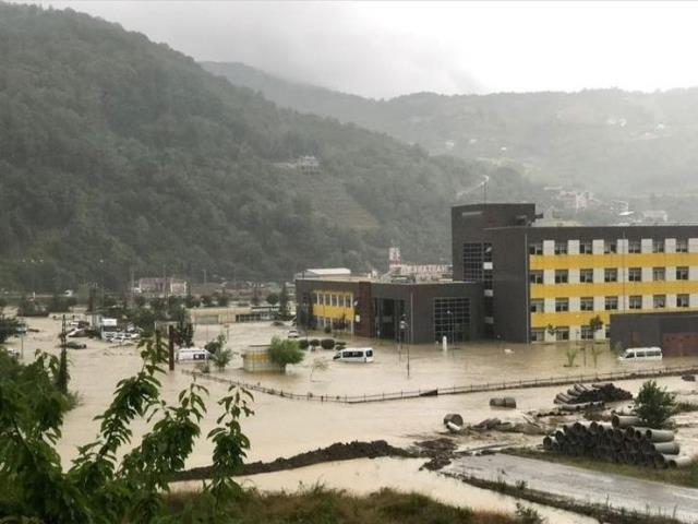 دمر أحد المنازل في سينوب جراء الفيضانات ، وحضر سكان المنطقة المجاورة إلى أسطح المنازل وطلبوا المساعدة.