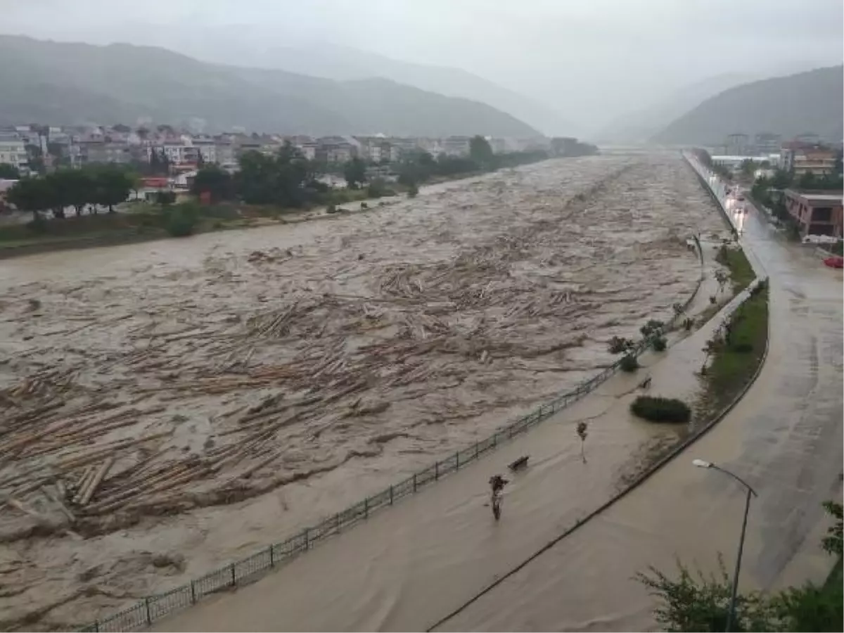 Sinop ve Samsun\'da sağanak sele neden oldu; vatandaşlar evlerinde mahsur kaldı